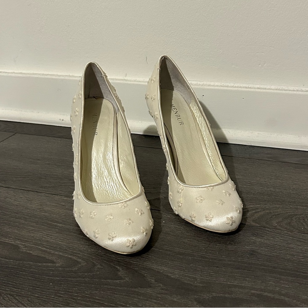 Stunning Menbur heels with white floral detail
